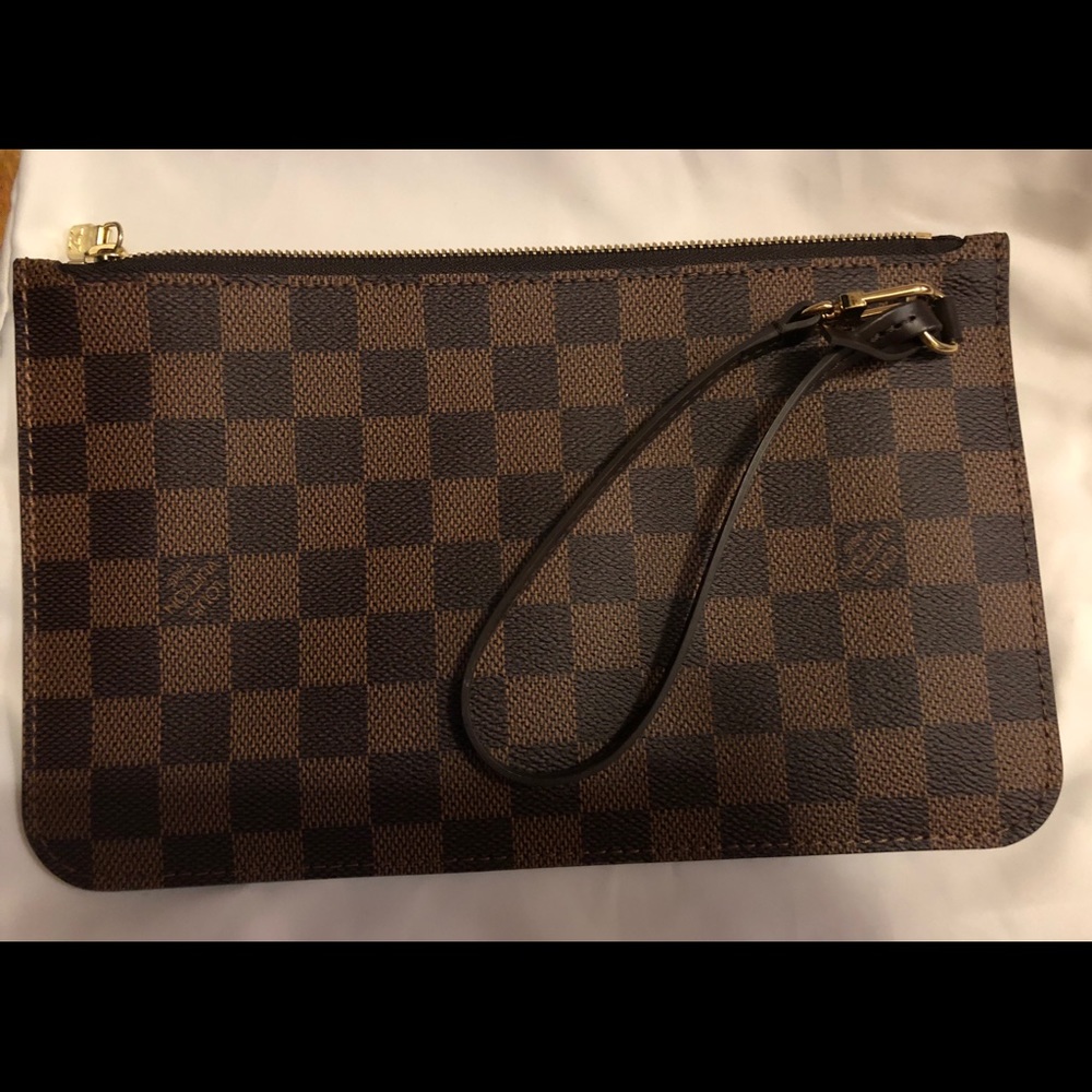 Detachable wristlet from LV Neverfull bag.